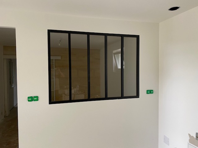 Cloison vitrée posée par Duflos Aménagements.
