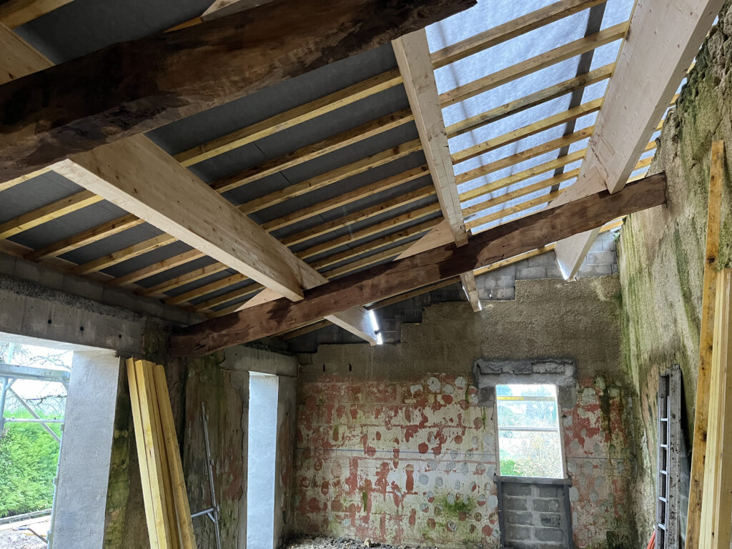 Photo de charpente vue du dessous dans le cadre d'une rénovation de toiture.