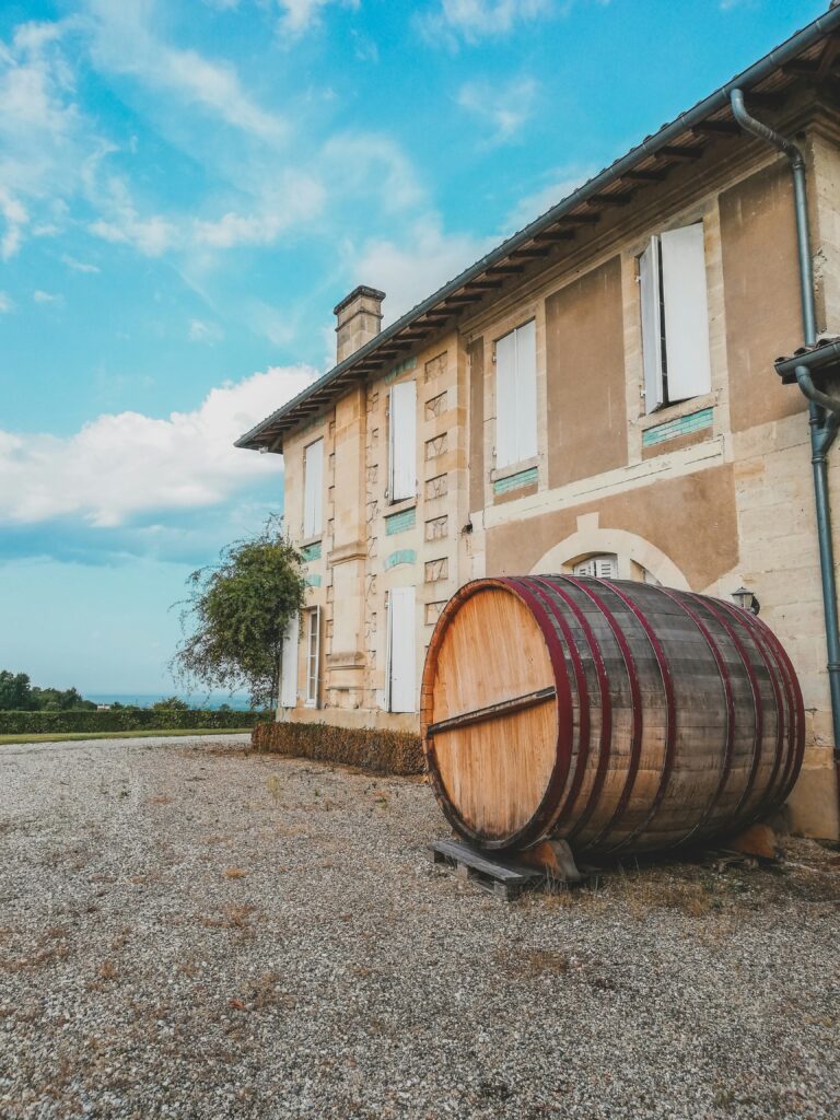 Photo d'un château du pays bordelais avec des gouttières en zinc.